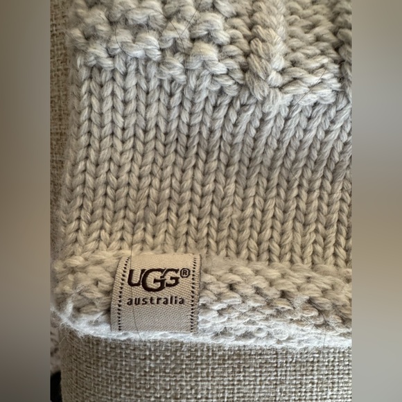 UGG faux fur Pom Pom knit hat - Picture 5 of 5